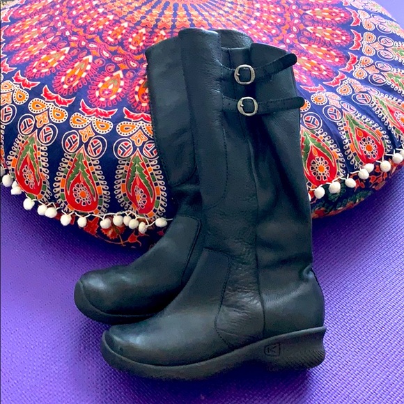 Keen tall black boots